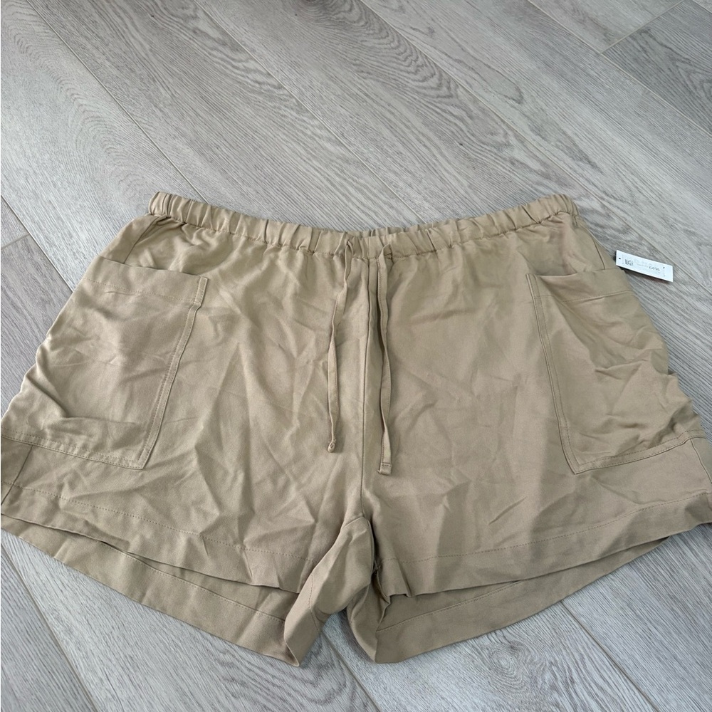 Old Navy Women's Tan Cargo Shorts